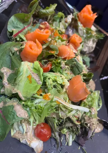 烟三文鱼牛油果沙律