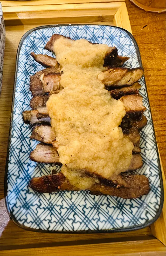 慢煮黑毛豬配肉桂蘋果蓉