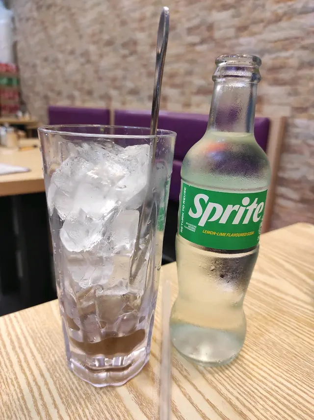 抵飲，樽裝雪碧可倒兩杯飲