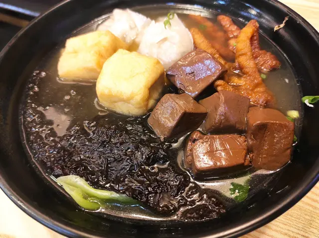 推介食魚皮餃和秘制鳳爪，另有新鮮豬紅，豆卜可完全吸收湯汁入豆卜內，清湯味咸度適中