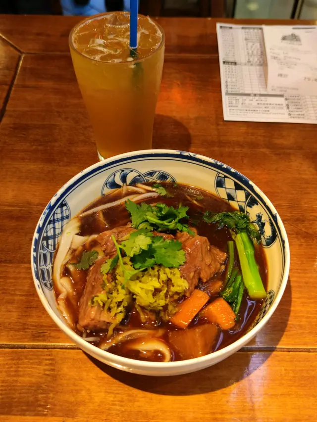 紅燒牛腩刀削麵