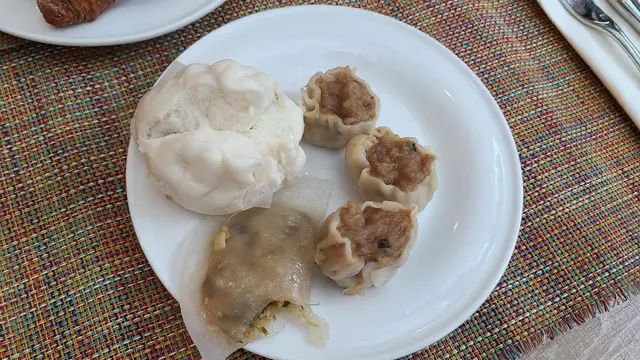 蜜汁叉燒包,牛肉燒賣,素餃