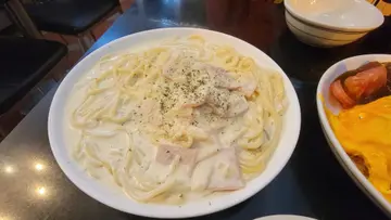 卡邦尼同咖啡漢堡扒蛋包飯。