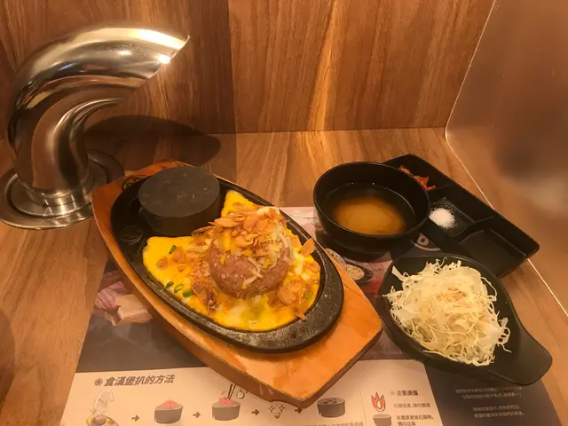 芝士蛋和牛蒜漢堡扒