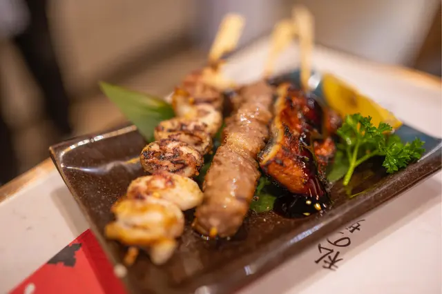 厚燒鰻魚串、魷魚鬚 、和牛粒