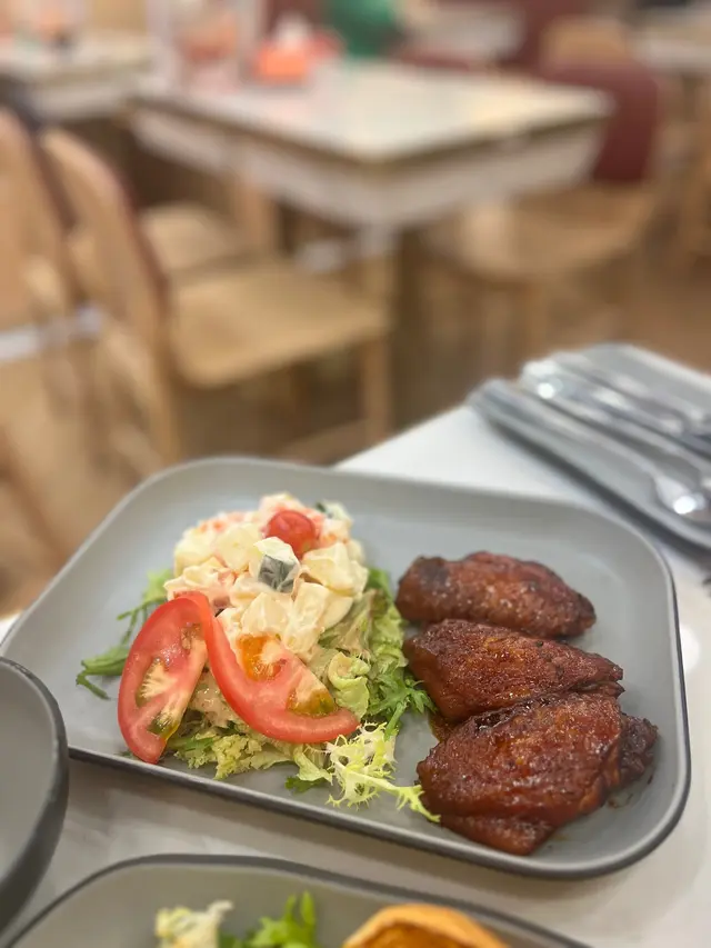 下午茶隨便叫咗個雞翼食，有驚喜～出面好多雞翼都會整到霉霉地/好大雪味，呢個雞翼瑞士汁香得嚟食到雞味，肉質都唔錯，沙律就正正常常咁
