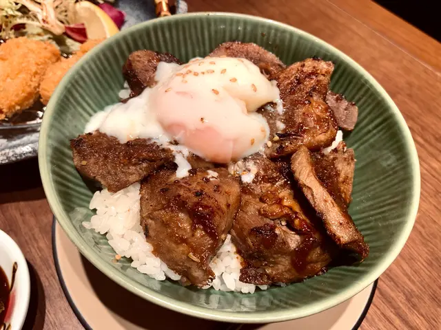慢煮醬汁燒牛肉燒丼