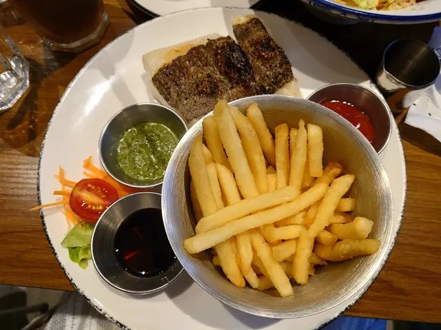 烤比目魚排本身我無太大期待，但夜晚唔想食太多肉，所以就選擇唯一一款魚的料理。但係估唔到烤得非常靚仔！不過小店的擺盤稍微有D普通，扣少少分。講返魚扒先，表面層皮烤得好脆，好似平時果D炸魚皮咁。比目魚好滑，配上綠色果兜阿根廷香草醬，簡直完美呀！呢個醬料好特別，有一種獨特的香味，同比目魚好夾。好味~