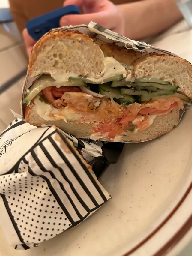 自家製三文魚貝果   煙肉蛋貝果另加慢煮牛肉  沙律