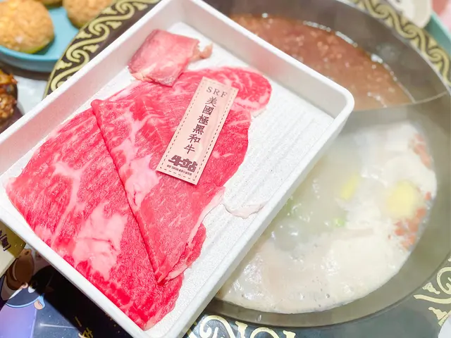 切得大大片,一碟兩塊大份量十足,🥩喺個湯底度淥到大約七成熟都冇問題,原塊充滿肉感同埋少少脂肪