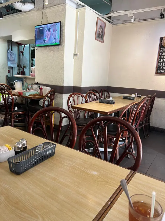 桌子空間算足夠，地方也乾淨