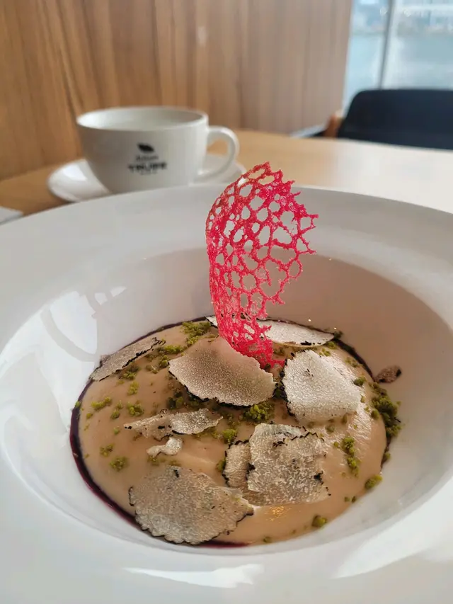 鴨脂香味豐盈，松露微微襯托