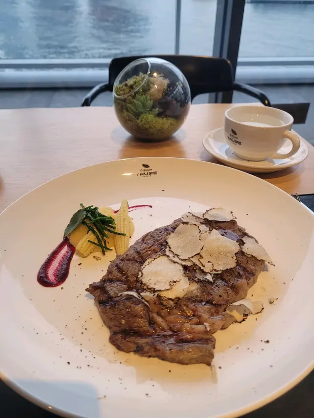 炭烤味豐富，配現場即切松露片，風味十足，味道偏咸。