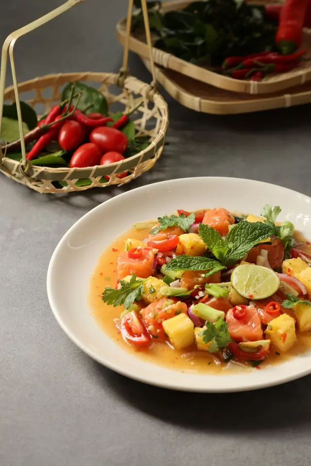 香辣薄切三文魚沙律 Thai-Style Spicy Salmon Salad