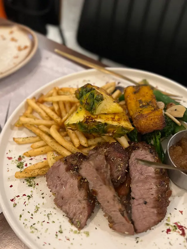 燒西班牙黑毛豬配富士蘋果醬