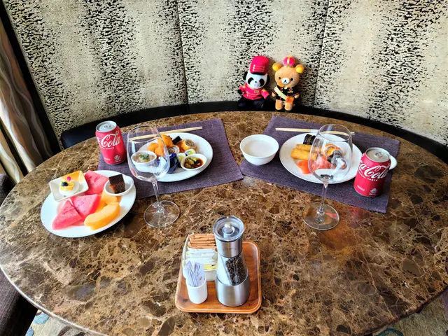 煙燻三文魚 + 韓式泡菜壽司卷 + 什錦太卷 + 春卷 + 蝦丸 + 紅桑莓蛋白脆餅 + 朱古力圓圓撻 + 泰式柚子沙律 + 西瓜 + 哈密瓜 + 杏仁茶 + 可口可樂