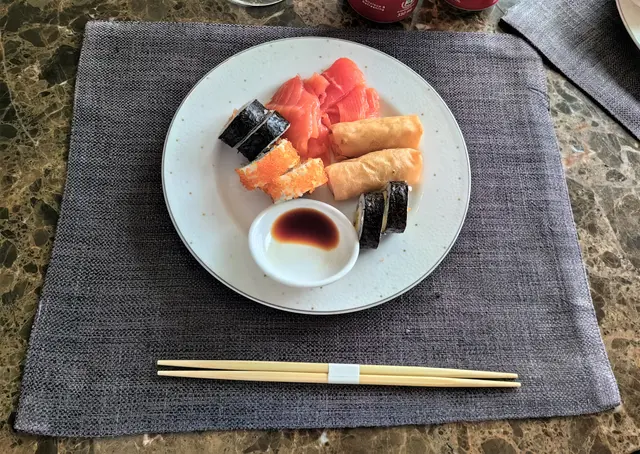 煙燻三文魚 + 韓式泡菜壽司卷 + 什錦太卷 + 春卷