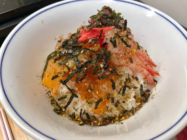 魚生飯擺盤時落太多飯素，有啲黑，唔好介意😅