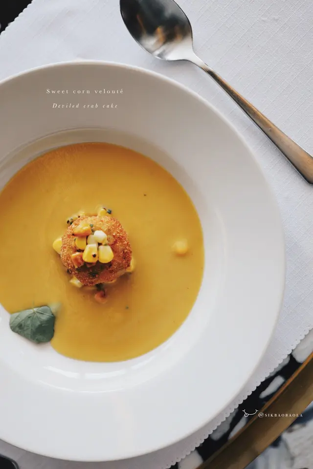 玉米濃湯配蟹肉餅,好好吃!