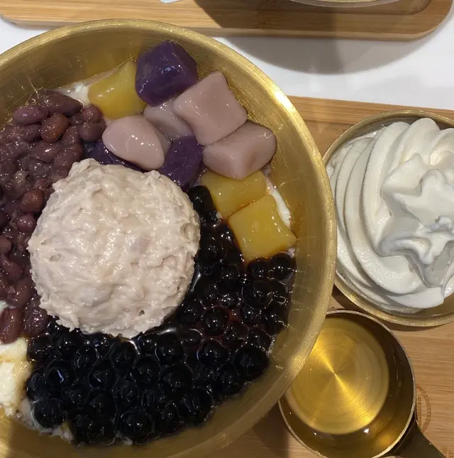 今日嗌咗個豆腐花牛牛，賣相很好好睇，同埋佢個雪糕真係好好食！！！好大舊好濃牛奶味重要好實好有份量😻😻😻另外啊成個糖水份量都好足夠，唔食正餐淨係嗌呢個糖水嚟食已經好夠飽！！！全部配料都好好食好襯個豆腐花！😋😋😋另外佢個裝修好靚好可愛，啲燈光好好，去打卡一定影到好多靚相😻另外啲店員態度好好，佢地好nice好friendly，serve得我地好好🫶🏼下次一定會繼續同Friends嚟食，太讚了！😻😻😻