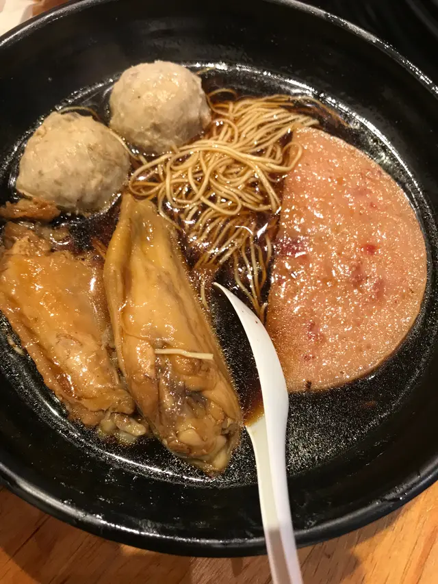 香菇貢丸雞中翼午餐肉幼麵