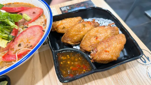 一份雞翼有四隻之多,
雞翼用香茅醃過,炸得香脆,香茅味清香,鹹香惹味。