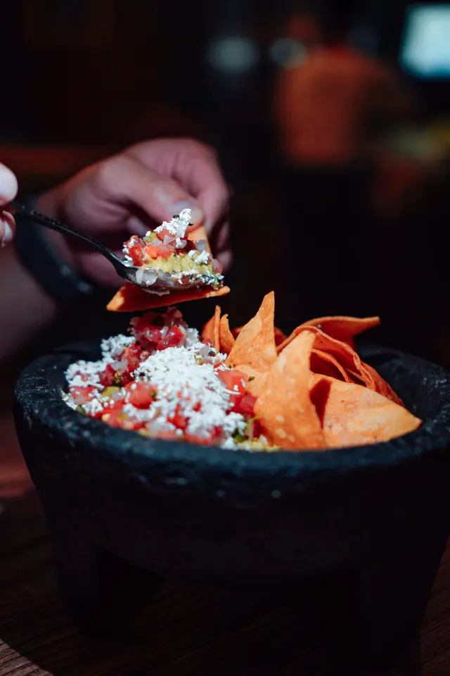 GUACAMOLE AND CHIPS (V) 