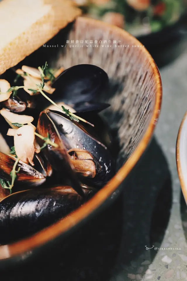 新鮮青口配蒜香白酒牛油汁