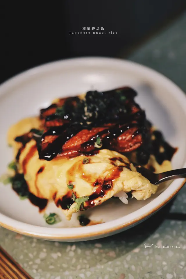 包著白飯略嫌單調,如果是炒飯底就惹味啦~