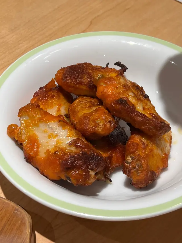 每次來 不論幾人 都會點8隻 明明是原味 但完全不是清淡的那種
真想知道他們是用什麼醬料做的 好吃😋好吃 香口又不過於濃烈刺激
吃一隻雞翼 再吃一下別的 也會一直想再吃一隻 再吃一隻就好