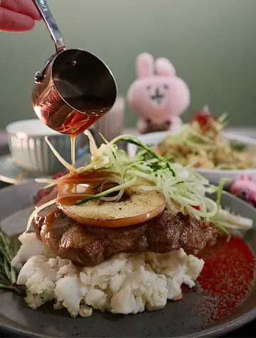 香煎西班牙粟飼黑毛豬扒配焦糖蘋果香草燒汁薯蓉及沙律