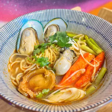 鐵三角蠔鮑蟹海鮮湯麵