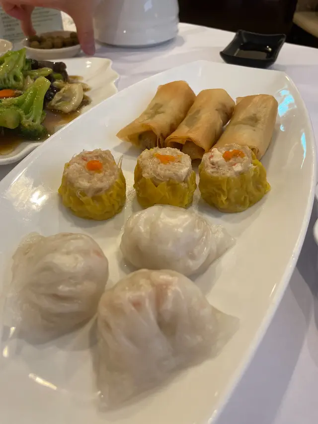燒賣食落有少少粉絲係入面，正常
蝦餃出色，似真正有一隻鮮蝦係入面；
春卷比較出色，入面都係韭黃、高麗菜、紅蘿蔔等等

