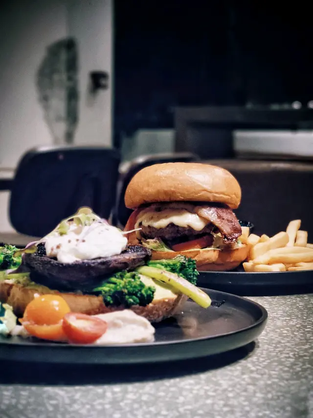 手打安格斯牛肉漢堡配薯條