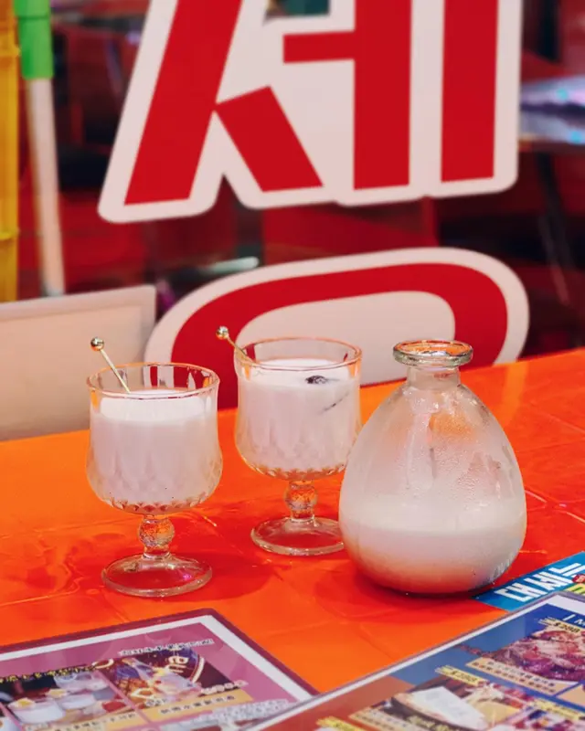 草莓牛奶配蜂巢特飲