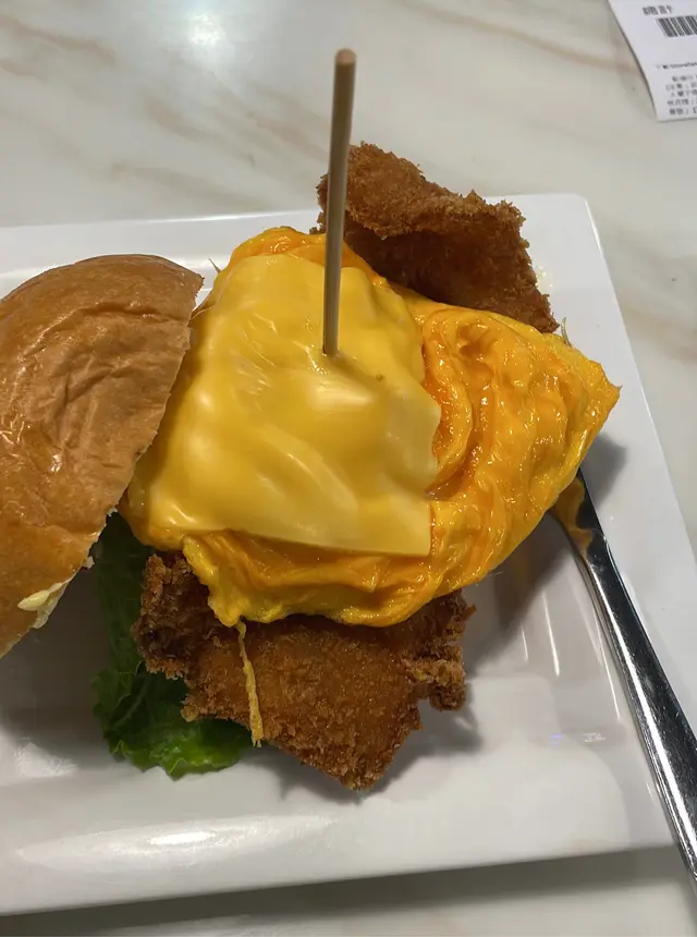 芝士炒蛋魚柳包伴沙律