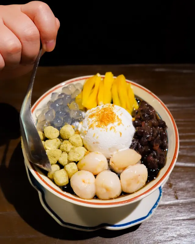 五色燒仙草配自家製椰子雪糕