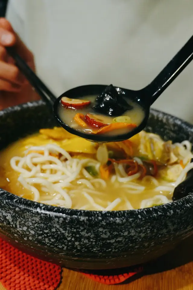 藥膳黃酒花膠雞米線