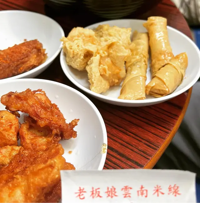 豆卜炸至脆身，蝦膠尚算彈牙