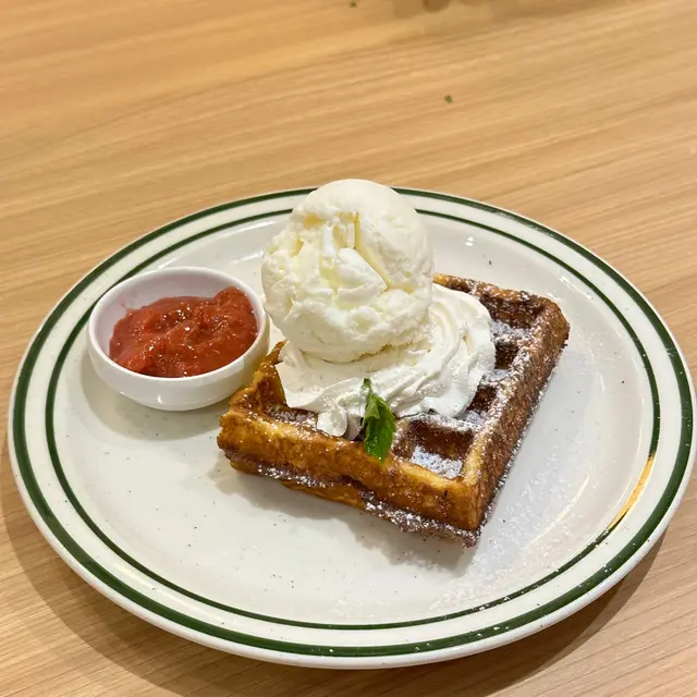 士多啤梨大黃醬窩夫配自選雪糕