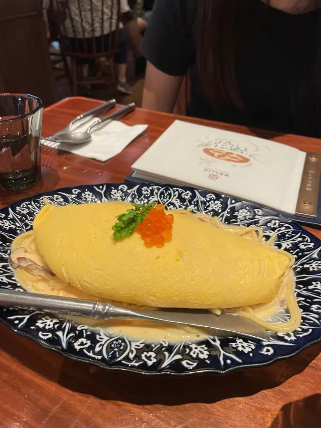 另一個招牌是明太子蛋包意粉，平常都係食蛋包飯為主，蛋包意粉真係第一次。同蛋包飯一樣，蛋非常出色，滑嫩。而明太子同白汁一齊煮成呢道菜既意粉汁，明太子白汁中有蟹籽，而醬汁都大量咁掛係每條意粉上。每一啖加入嫩滑雞蛋，增加口感，但整碟沒有其他配菜(肉/海鮮)，是比較沉悶。整體都唔錯，但相比下，蛋包飯更出色。