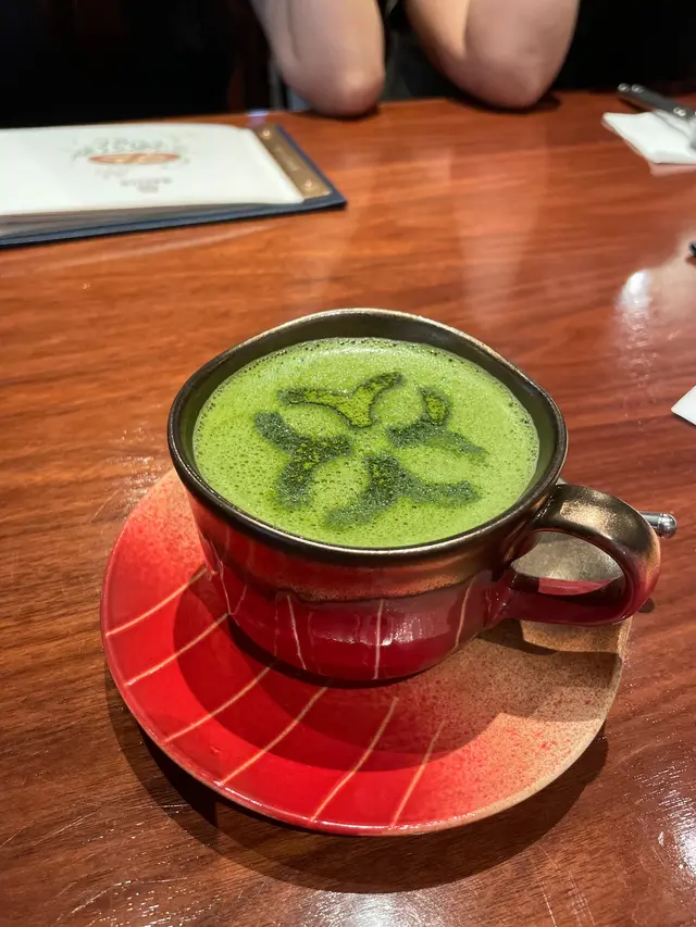 我地叫左熱既matcha latte! 餐廳用古式西洋茶杯裝住，而且有餐廳logo既茶面，賣相一流 :D 飲一啖抹茶味很濃郁! 相信店家都落足抹茶粉，而且牛乳都好香，奶泡超濃，入口都係厚身，全熱的一杯，真暖心暖胃 ^^
