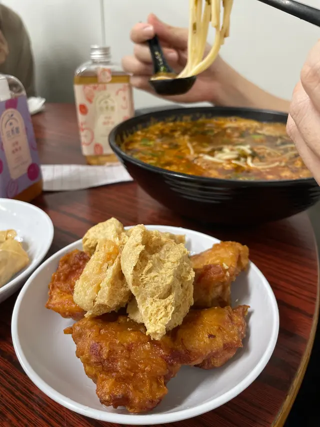 所有炸物都係即叫即炸，每份有4舊，雞球外酥內嫩，雞球的調味好似街邊兒時既炸雞脾，酥炸恰到好處，又有肉汁，但略為油膩，配米線一同享用更是絕配。可ENCORE! 