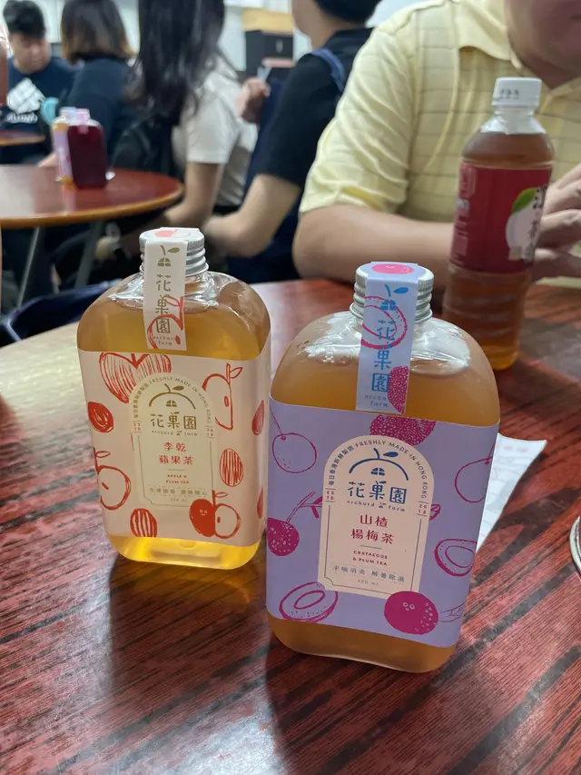 入座前已經要拎定飲品，呢D天氣下，凍茶真係一流，味道清甜，食完炸野辣湯飲返凍茶，好爽