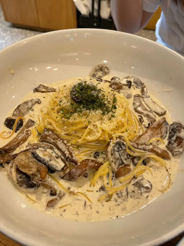 呢個好好多‼️
有好多菇菇同滿滿的芝士粉🫶🏻
呢盤意粉捲得比較整齊 盤邊都比較乾淨
菇味十分濃郁 啱哂鍾意菇菇的朋友仔♥️
麵條的軟硬度亦啱啱好 唔會太淋或硬~
醬料的濃稠度都比較適中 不過麵條還是幼咗啲🫢
芝士粉多同唔膩 反而提升了醬汁的濃厚感😆