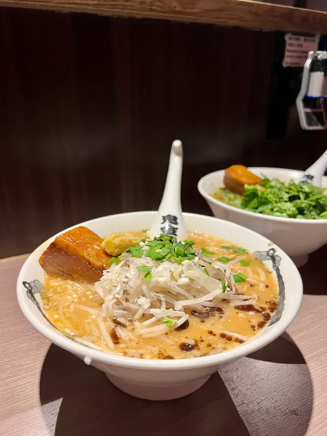 炒豆芽菜辣麻味噌拉麵