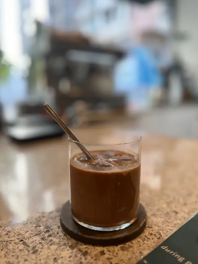 夏天喝一杯冰咖啡☕️真的是一個享受 坐在室內慢慢呷咖啡☕️
他們這杯即便是ICED 的口感還是厚厚的～ 咖啡☕️非常濃郁
有那種咖啡☕️苦感 可是又不會澀 
喝起來就會直接掉進去咖啡☕️𥚃頭 浮潛在咖啡的時光𥚃頭