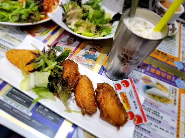 下午茶餐脆皮炸雞翼配薯餅红豆冰