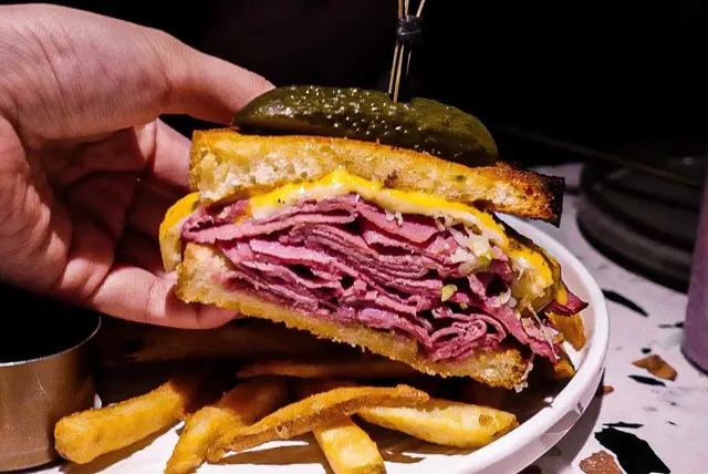 經典魯賓三文治配薯條