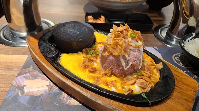 芝士蛋蒜和牛漢堡扒